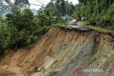 Warga melihat kondisi jalan yang terputus akibat longsor di Sobang, Kabupaten Lebak, Banten, Jumat (6/12/2024). Ruas jalan Cipanas - Citorek yang merupakan jalan provinsi tersebut longsor karena tingginya intensitas hujan pada Kamis (5/12) sehingga akses jalan tersebut terputus. ANTARA FOTO/Putra M. Akbar/gp