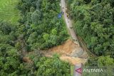 Foto udara jalan Cipanas - Citorek yang terputus akibat longsor di Sobang, Kabupaten Lebak, Banten, Jumat (6/12/2024). Ruas jalan Cipanas - Citorek yang merupakan jalan provinsi tersebut terputus total pada Kamis (5/12), akibat tanah longsor sepanjang 150 meter yang disebabkan oleh tingginya intensitas hujan. ANTARA FOTO/Putra M. Akbar/gp