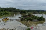 Warga menaiki perahu melintasi kampung yang terendam air di Kampung Somang, Kabupaten Lebak, Banten, Jumat (6/12/2024). Kampung Somang seluas 5 kilometer persegi yang menjadi lokasi penampungan air untuk Bendungan Karian itu saat ini mulai tenggelam seiring meningkatnya intensitas hujan. ANTARA FOTO/Putra M. Akbar/gp/rwa