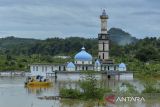 Warga menaiki perahu melintasi kampung yang terendam air di Kampung Somang, Kabupaten Lebak, Banten, Jumat (6/12/2024). Kampung Somang seluas 5 kilometer persegi yang menjadi lokasi penampungan air untuk Bendungan Karian itu saat ini mulai tenggelam seiring meningkatnya intensitas hujan. ANTARA FOTO/Putra M. Akbar/gp/rwa.