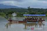 Warga menaiki perahu melintasi kampung yang terendam air di Kampung Somang, Kabupaten Lebak, Banten, Jumat (6/12/2024). Kampung Somang dengan luas wilayah 5 kilometer persegi yang menjadi lokasi penampungan air untuk Bendungan Karian tersebut mulai tenggelam seiring meningkatnya intensitas hujan. ANTARA FOTO/Putra M. Akbar/gp