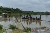 Warga menaiki perahu getek melintasi kampung yang terendam air di Kampung Somang, Kabupaten Lebak, Banten, Jumat (6/12/2024). Kampung Somang seluas 5 kilometer persegi yang menjadi lokasi penampungan air untuk Bendungan Karian itu saat ini mulai tenggelam seiring meningkatnya intensitas hujan. ANTARA FOTO/Putra M. Akbar/gp/rwa.