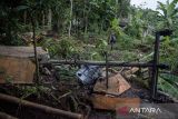 Relawan melihat kondisi jalan dan tiang listrik yang rusak terdampak pergerakan tanah di Kadupandak, Kabupaten Cianjur, Jawa Barat, Jumat (6/12/2024). Pemerintah Kabupaten Cianjur memperpanjang status Tanggap Darurat Bencana (TDB) pergerakan tanah di dua kecamatan yakni Kadupandak dan Takokak selama dua pekan ke depan seiring curah hujan yang masih tinggi dan masih meluasnya tanah bergerak di lokasi tersebut. ANTARA FOTO/Novrian Arbi/agr