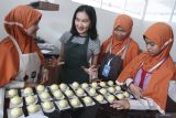 Siswa SMP Insan Amanah membuat kue bombolini dalam program magang vokasi tata boga di Malang Creative Centre, Jawa Timur, Jumat (6/12/2024). Pemerintah berupaya meningkatkan kompetensi lulusan pendidikan vokasi, baik Sekolah Menengah Kejuruan (SMK) maupun perguruan tinggi vokasi melalui sejumlah strategi agar lekas terserap ke dunia antara lain dengan menyusun kurikulum pendidikan vokasi yang sesuai dengan industri, menyediakan program magang di perusahaan, bekerjasama dengan sejumlah perusahaan untuk menyerap lulusan vokasi serta melakukan pendampingan bagi lulusan vokasi yang berwirausaha. ANTARA Jatim/Ari Bowo Sucipto/mas.