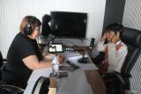 Siswa SMP Insan Amanah melakukan siniar atau podcast dalam program magang vokasi di Malang Creative Centre, Jawa Timur, Jumat (6/12/2024). Pemerintah berupaya meningkatkan kompetensi lulusan pendidikan vokasi, baik Sekolah Menengah Kejuruan (SMK) maupun perguruan tinggi vokasi melalui sejumlah strategi agar lekas terserap ke dunia antara lain dengan menyusun kurikulum pendidikan vokasi yang sesuai dengan industri, menyediakan program magang di perusahaan, bekerjasama dengan sejumlah perusahaan untuk menyerap lulusan vokasi serta melakukan pendampingan bagi lulusan vokasi yang berwirausaha. ANTARA Jatim/Ari Bowo Sucipto/mas.