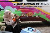 Warga mengeluarkan kucing peliharaannya  dari dalam kandang sebelum dilakukan pemeriksaan kesehatan saat launching Klinik Hewan Keliling dan Dokter Hewan Masuk Desa di Banda Aceh, Aceh, Jumat ( 6/12/2024). Pemerintah Aceh meluncurkan program Klinik Hewan Keliling dan Dokter Hewan Masuk Desa di daerah itu dalam upaya pencegahan berbagai penyakit pada hewan dan ternak perliharaan dengan target  tahun 2026 Aceh zero case atau tidak ada penyakit hewan. ANTARA FOTO/Ampelsa.