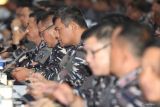 Sejumlah personel TNI AL mengikuti Apel Komandan Satuan (AKS) Tahun 2024 yang dipimpin oleh KSAL Laksamana TNI Muhammad Ali di Graha Samudera Bumimoro, Surabaya, Jawa Timur, Jumat (6/12/2024). Apel Komandan Pasukan (AKS) dengan tema TNI Angkatan Laut Siap Mendukung Pemantapan Sistem Pertahanan Negara Dan Mendorong Kemandirian Bangsa tersebut dihadiri sejumlah perwira tinggi serta perwira menengah TNI AL. ANTARA Jatim/Didik Suhartono/mas.