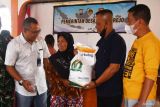 Pemimpin Perum Bulog Cabang Madiun Harisun (kiri) berbincang dengan warga penerima bantuan pangan (PBP) saat penyaluran bantuan pangan Tahap III di Kabupaten Madiun, Jawa Timur, Jumat (6/12/2024). Perum Bulog Madiun menyalurkan bantuan pangan kepada 67.104 keluarga PBP masing-masing 10 kilogram beras di Kabupaten Madiun yang merupakan bagian dari program bantuan pangan pemerintah pusat sebanyak 22 juta penerima di seluruh Indonesia, dimaksudkan untuk mengurangi beban pengeluaran masyarakat. Antara Jatim/Siswowidodo/mas.