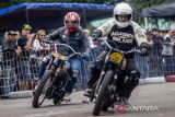 Pembalap motor memacu kecepatan saat Classic Bike Race (CBR) 2024 kategori motor klasik di Sirkuit Brigif Cimahi, Kota Cimahi, Jawa Barat, Sabtu (7/12/2024). Balapan motor klasik yang digelar oleh Bikers Brotherhood MC (BBMC) Indonesia tersebut diikuti oleh ratusan pembalap dari berbagai daerah dengan melombakan 24 kelas yang bertujuan untuk menyalurkan minat dan bakat sekaligus ajang silaturahim antarkomunitas motor klasik. ANTARA FOTO/Abdan Syakura/agr