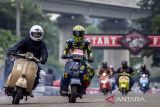 Pembalap motor memacu kecepatan saat mengikuti Classic Bike Race (CBR) 2024 kategori vespa standar di Sirkuit Brigif Cimahi, Kota Cimahi, Jawa Barat, Sabtu (7/12/2024). Balapan motor klasik yang digelar oleh Bikers Brotherhood MC (BBMC) Indonesia tersebut diikuti oleh ratusan pembalap dari berbagai daerah dengan melombakan 24 kelas yang bertujuan untuk menyalurkan minat dan bakat sekaligus ajang silaturahim antarkomunitas motor klasik. ANTARA FOTO/Abdan Syakura/agr