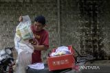 Petugas desa bersiap melakukan penyaluran bantuan sembako bagi warga terdampak bencana tanah bergerak di Kadupandak, Kabupaten Cianjur, Jawa Barat, Sabtu (7/12/2024). Kementerian Sosial (Kemensos) memberikan bantuan berupa logistik senilai Rp327 juta berupa makanan siap saji 400 paket, lauk pauk saji 100 paket, dan makanan anak 200 paket serta logistik seperti selimut dan tenda. ANTARA FOTO/Novrian Arbi/agr