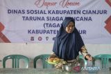 Petugas desa menyiapkan makanan untuk warga terdampak bencana tanah bergerak di area dapur umum Desa Sukaraja, Kabupaten Cianjur, Jawa Barat, Sabtu (7/12/2024). Dinas Sosial Kabupaten Cianjur menyediakan dapur umum untuk menyediakan kebutuhan makanan bagi 175 warga terdampak bencana geologi tanah bergerak di kawasan tersebut. ANTARA FOTO/Novrian Arbi/agr