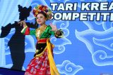 Peserta membawakan tari Blatik dalam Kompetisi Tari Kreasi di Malang Creative Centre, Jawa Timur, Sabtu (7/12/2024). Lomba untuk menyambut Hari Nusantara Nasional tersebut diadakan untuk memacu kreatifitas puluhan peserta yang sebagian besar adalah pelajar dalam mengembangkan dan mengkreasikan tari tradisional dengan sentuhan gerak maupun busana yang lebih modern. ANTARA Jatim/Ari Bowo Sucipto/mas.