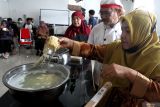 Chef Suwono Adi (dua kanan) mengajari penyandang disabilitas memasak cwi mie dalam kegiatan pelatihan ketrampilan usaha kuliner bertajuk Empower Academy di Malang, Jawa Timur, Sabtu (7/12/2024). Kegiatan tersebut diadakan Ngalup Colaborative Network untuk memberikan ketrampilan serta pendampingan bagi puluhan penyandang disabilitas yang dilakukan secara bertahap selama delapan bulan agar nantinya mereka bisa mendirikan Usaha Mikro Kecil Menengah (UMKM) sektor kuliner. ANTARA Jatim/Ari Bowo Sucipto/mas.