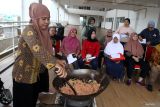 Penyandang disabilitas tuna rungu memasak nasi goreng dalam sesi praktek pelatihan ketrampilan usaha kuliner bertajuk Empower Academy di Malang, Jawa Timur, Sabtu (7/12/2024). Kegiatan tersebut diadakan Ngalup Colaborative Network untuk memberikan ketrampilan serta pendampingan bagi puluhan penyandang disabilitas yang dilakukan secara bertahap selama delapan bulan agar nantinya mereka bisa mendirikan Usaha Mikro Kecil Menengah (UMKM) sektor kuliner. ANTARA Jatim/Ari Bowo Sucipto/mas.