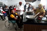 Chef Suwono Adi (tengah) mengajari penyandang disabilitas memasak cwi mie dalam kegiatan pelatihan ketrampilan usaha kuliner bertajuk Empower Academy di Malang, Jawa Timur, Sabtu (7/12/2024). Kegiatan tersebut diadakan Ngalup Colaborative Network untuk memberikan ketrampilan serta pendampingan bagi puluhan penyandang disabilitas yang dilakukan secara bertahap selama delapan bulan agar nantinya mereka bisa mendirikan Usaha Mikro Kecil Menengah (UMKM) sektor kuliner. ANTARA Jatim/Ari Bowo Sucipto/mas.