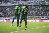 Pesepak bola Persebaya Surabaya Flavio Silva (kiri) bersama Gilson Da Costa (kanan) berselebrasi usai mencetak gol ke gawang Arema FC pada pertandingan BRI Liga 1 di Stadion Gelora Bung Tomo, Surabaya, Jawa Timur, Sabtu (7/12/2024). Persebaya mengalahkan Arema FC dengan skor 3-2. ANTARA Jatim/Rizal Hanafi/mas.