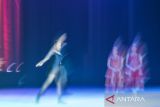 Penari ballet dari Arabesque Ballet tampil dalam pertunjukan ballet dan drama musikal di Teater Tertutup, Taman Budaya Jawa Barat, Bandung, Sabtu (7/11/2024). Arabesque Ballet menggelar pementasan ballet dan drama musikal yang membawakan cerita tentang Cinderella yang diikuti 400 balerina dari berbagai tingkat seperti pemula, madya dan mahir. ANTARA FOTO/Raisan Al Farisi/agr