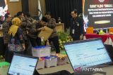 Sejumlah anggota KPU Kota Tangerang membuka segel kontainer yang berisi hasil formulir D saat rapat pleno terbuka rekapitulasi hasil penghitungan perolehan suara tingkat provinsi pada pemilihan Gubernur dan Wakil Gubernur Banten di kantor KPU Provinsi Banten, Kota Serang, Banten, Sabtu (7/12/2024). Dalam rekapitulasi penghitungan suara pemilihan Gubernur dan Wakil Gubernur Banten berdasarkan hasil pleno terbuka di delapan kabupaten/kota tersebut pasangan calon nomor urut dua Andra Soni dan Dimyati Natakusumah menang dengan memperoleh 3.102.501 suara, sedangkan pasangan calon nomor urut satu Airin Rachmi Diany dan Ade Sumardi memperoleh 2.449.183 suara. ANTARA FOTO/Angga Budhiyanto/gp