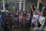 Prajurit TNI AU Lanud Husein Sastranegara memberikan layanan trauma healing kepada anak-anak penyintas bencana tanah bergerak di Kadupandak, Kabupaten Cianjur, Jawa Barat, Sabtu (7/12/2024). Layanan terapi trauma healing tersebut guna memulihkan dampak psikologis serta meningkatkan semangat bagi anak-anak penyintas akibat bencana geologi tanah bergerak. ANTARA FOTO/Novrian Arbi/agr