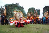 Sejumlah seniman tari Reog Ponorogo tampil pada Festival Banjir Reog di Desa Kunir Kidul, Lumajang, Jawa Timur, Sabtu (7/12/2024). Festival Banjir Reog yang menampilkan 77 seniman Reog tersebut digelar sebagai upaya pelestarian seni sekaligus menumbuhkan kecintaan budaya seni Reog Ponorogo kepada anak muda yang telah diakui oleh UNESCO sebagai warisan budaya tak benda. ANTARA Jatim/Irfan Sumanjaya/mas.