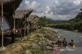 Sejumlah wisatawan bermain air di Granada Riverside Resort, Kabupaten Serang, Banten, Minggu (8/12/2024). Berdasarkan data Badan Pusat Statistik (BPS) Provinsi Banten secara kumulatif jumlah perjalanan wisatawan nusantara tujuan Banten pada bulan Januari hingga Oktober 2024 mencapai 39,59 juta perjalanan atau meningkat 11,03 persen dibandingkan periode yang sama tahun 2023, sementara kunjungan wisatawan mancanegara mencapai 2.105.056 kunjungan atau meningkat 32,07 persen dari tahun sebelumnya. ANTARA FOTO/Angga Budhiyanto/gp