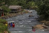 Sejumlah wisatawan bermain air di Granada Riverside Resort, Kabupaten Serang, Banten, Minggu (8/12/2024). Berdasarkan data Badan Pusat Statistik (BPS) Provinsi Banten secara kumulatif jumlah perjalanan wisatawan nusantara tujuan Banten pada bulan Januari hingga Oktober 2024 mencapai 39,59 juta perjalanan atau meningkat 11,03 persen dibandingkan periode yang sama tahun 2023, sementara kunjungan wisatawan mancanegara mencapai 2.105.056 kunjungan atau meningkat 32,07 persen dari tahun sebelumnya. ANTARA FOTO/Angga Budhiyanto/gp