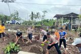 Personel Satlantas Polres Blitar bersama warga membersihkan makam yang rusak akibat banjir bandang di Desa Birowo, Kecamatan Binangun, Kabupaten Blitar, Jawa Timur, Senin (9/12/2024). Banjir bandang yang menerjang sembilan desa di Kabupaten Blitar pada Sabtu (31/11) tersebut merusak fasilitas umum dan makam. Antara Jatim/HO Satlantas Polres Blitar/Um
