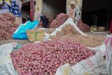 Pekerja menata bawang merah untuk dijual di Pasar Bawang Kabupaten Probolinggo, Jawa Timur, Senin (9/12/2024). Badan Pusat Statistik (BPS) Jawa Timur mencatat inflasi sebesar 0,24 persen month to month pada November 2024 yang dipengaruhi oleh naiknya beberapa harga komoditas seperti bawang merah, tomat, dan emas buntut dari produksi harga bawang merah dan tomat yang menurun sejak Oktober 2024 dan tren kenaikan harga emas dunia sehingga berpengaruh signifikan terhadap kenaikan harga di seluruh kabupaten/kota di Jawa Timur.  Antara Jatim/Irfan Sumanjaya/Um