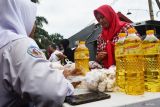 Warga membeli bahan pangan saat digelar Bazar Operasi Pasar Kebutuhan Pangan di Kota Madiun, Jawa Timur, Senin (9/12/2024). Pemkot Madiun bekerja sama dengan Perum Bulog, Perusahaan Perdagangan Indonesia (Persero) dan jaringan minimarket menggelar kegiatan tersebut dengan menjual sejumlah bahan pangan antara lain beras, minyak goreng, gula pasir, telur ayam ras, tepung terigu, bawang putih, bawang merah dengan harga rata-rata lebih murah Rp2.000 per kilogram dibanding harga pasar guna membantu warga masyararakat mendapatkan bahan pangan dengan harga lebih murah menjelang Hari Raya Natal dan Tahun Baru 2025. Antara Jatim/Siswowidodo/um 