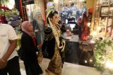 Seorang model berjalan menuju panggung saat peragaan busana pengantin bertajuk Manten Expo di Kota Kediri, Jawa Timur, Minggu (8/12/2024). Peragan busana oleh sejumlah vendor jasa pernikahan se-Eks Karesidenan Kediri tersebut sebagai upaya menawarkan kebutuhan busana dan rias pengantin kepada masyarakat yang akan melangsungkan acara pernikahan. Antara Jatim/Prasetia Fauzani/um