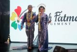 Dua orang model mengenakan busana pengantin saat peragaan busana pengantin bertajuk Manten Expo di Kota Kediri, Jawa Timur, Minggu (8/12/2024). Peragan busana oleh sejumlah vendor jasa pernikahan se-Eks Karesidenan Kediri tersebut sebagai upaya menawarkan kebutuhan busana dan rias pengantin kepada masyarakat yang akan melangsungkan acara pernikahan. Antara Jatim/Prasetia Fauzani/um