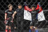 Petarung Indonesia Lintang Satya Putra (kanan) dan petarung Australia Sitaleki Taumoepeau (kiri) pada babak penyisihan U-16 Boys 75+ Kg dalam GAMMA World MMA Championships 2024 di Dewa United Arena, Pagedangan, Kabupaten Tangerang, Banten, Senin (9/12/2024). Lintang Putra menang dan maju ke babak selanjutnya. ANTARA FOTO/Galih Pradipta