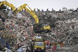 Alat berat mengeruk sampah di TPA Rawa Kucing, Kota Tangerang, Banten, Senin (9/12/2024). Kementerian Lingkungan Hidup (KLH) melayangkan 306 surat peringatan kepada pemerintah daerah yang tempat pembuangan akhir (TPA) sampahnya masih menggunakan sistem open dumping atau pembuangan terbuka karena telah dilarang sesuai Undang-Undang Nomor 18 Tahun 2008 tentang Pengelolaan Sampah (UUPS). ANTARA FOTO/Sulthony Hasanuddin/gp