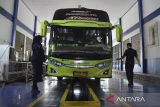 Petugas Dinas Perhubungan Ciamis melakukan pemeriksaan kelaikan angkutan bus pariwisata di UPTD Pengujian Kendaraan Bermotor (PKB) Dishub Ciamis, Kabupaten Ciamis, Jawa Barat, Senin (9/12/2024). Kementerian Perhubungan meningkatkan pengawasan bus melalui pemeriksaan kelaikan jalan atau rampcheck jelang angkutan libur Natal 2024 dan Tahun Baru 2025 dengan memeriksa 1.152 bus diantaranya 949 bus laik operasi dan 203 bus tidak laik operasi. ANTARA FOTO/Adeng Bustomi/agr
