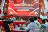 Plt Ketua KPU Provinsi Jawa Barat Aneu Nursifah (keempat kiri) memimpin Rapat Pleno Terbuka Rekapitulasi Perhitungan Suara Pilkada Jawa Barat di Aula Gedung KPU Provinsi Jawa Barat di Bandung, Jawa Barat, Senin (9/12/2024). KPU Provinsi Jawa Barat menggelar Rapat Pleno Terbuka Rekapitulasi Perhitungan Suara pasangan calon gubernur dan wakil gubernur yang nantinya akan diumumkan setelah seluruh data dari 27 kabupaten/kota selesai disahkan. ANTARA FOTO/Raisan Al Farisi/agr