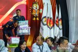 Petugas membawa kotak berisi dokumen rekapitulasi saat Rapat Pleno Terbuka Rekapitulasi Perhitungan Suara Pilkada Jawa Barat di Aula Gedung KPU Provinsi Jawa Barat di Bandung, Jawa Barat, Senin (9/12/2024). KPU Provinsi Jawa Barat menggelar Rapat Pleno Terbuka Rekapitulasi Perhitungan Suara pasangan calon gubernur dan wakil gubernur yang nantinya akan diumumkan setelah seluruh data dari 27 kabupaten/kota selesai disahkan. ANTARA FOTO/Raisan Al Farisi/agr