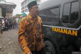 Mantan Bupati Sidoarjo Ahmad Muhdlor Ali berjalan seusai menjalani sidang tuntutan di Pengadilan Tindak Pidana Korupsi (Tipikor) Surabaya di Juanda, Sidoarjo, Jawa Timur, Senin (9/12/2024). Jaksa penuntut umum menuntut Ahmad Muhdlor Ali dengan pidana penjara selama enam tahun empat bulan dan denda Rp 300 juta dengan subsider kurungan selama 6 bulan dalam kasus dugaan korupsi pemotongan insentif pegawai di lingkungan BPPD Kabupaten Sidoarjo sebesar 10-30 persen dengan total senilai sekitar Rp2,7 miliar. Antara Jatim/Umarul Faruq