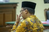 Mantan Bupati Sidoarjo Ahmad Muhdlor Ali menjalani sidang tuntutan di Pengadilan Tindak Pidana Korupsi (Tipikor) Surabaya di Juanda, Sidoarjo, Jawa Timur, Senin (9/12/2024). Jaksa penuntut umum menuntut Ahmad Muhdlor Ali dengan pidana penjara selama enam tahun empat bulan dan denda Rp 300 juta dengan subsider kurungan selama 6 bulan dalam kasus dugaan korupsi pemotongan insentif pegawai di lingkungan BPPD Kabupaten Sidoarjo sebesar 10-30 persen dengan total senilai sekitar Rp2,7 miliar. Antara Jatim/Umarul Faruq