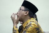 Mantan Bupati Sidoarjo Ahmad Muhdlor Ali menjalani sidang tuntutan di Pengadilan Tindak Pidana Korupsi (Tipikor) Surabaya di Juanda, Sidoarjo, Jawa Timur, Senin (9/12/2024). Jaksa penuntut umum menuntut Ahmad Muhdlor Ali dengan pidana penjara selama enam tahun empat bulan dan denda Rp 300 juta dengan subsider kurungan selama 6 bulan dalam kasus dugaan korupsi pemotongan insentif pegawai di lingkungan BPPD Kabupaten Sidoarjo sebesar 10-30 persen dengan total senilai sekitar Rp2,7 miliar. Antara Jatim/Umarul Faruq