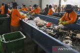 Sejumlah pekerja memilah sampah menggunakan mesin pengelola sampah Refused Derived Fuel (RDF) di TPA Rawa Kucing, Kota Tangerang, Banten, Senin (9/12/2024). Pemerintah Kota Tangerang mulai mengoperasikan mesin pengolahan sampah berbasis teknologi Refused Derived Fuel (RDF) yang dapat mengelola empat ton sampah per jam menjadi pupuk kompos dan bahan bakar alternatif. ANTARA FOTO/Sulthony Hasanuddin/gp