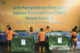 Sejumlah pekerja memilah sampah menggunakan mesin pengelola sampah Refused Derived Fuel (RDF) di TPA Rawa Kucing, Kota Tangerang, Banten, Senin (9/12/2024). Pemerintah Kota Tangerang mulai mengoperasikan mesin pengolahan sampah berbasis teknologi Refused Derived Fuel (RDF) yang dapat mengelola empat ton sampah per jam menjadi pupuk kompos dan bahan bakar alternatif. ANTARA FOTO/Sulthony Hasanuddin/gp