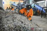 Pekerja merapihkan sampah plastik yang telah dicacah menggunakan mesin pengelola sampah Refused Derived Fuel (RDF) di TPA Rawa Kucing, Kota Tangerang, Banten, Senin (9/12/2024). Pemerintah Kota Tangerang mulai mengoperasikan mesin pengolahan sampah berbasis teknologi Refused Derived Fuel (RDF) yang dapat mengelola empat ton sampah per jam menjadi pupuk kompos dan bahan bakar alternatif. ANTARA FOTO/Sulthony Hasanuddin/gp