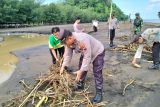 Polisi dan TNI berkolaborasi membersihkan Pantai Gua Manik