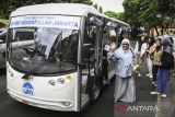 Sejumlah dosen dan mahasiswa menaiki bus listrik di Kampus 1 UIN Syarif Hidayatullah Jakarta, Tangerang Selatan, Banten, Selasa (10/12/2024). Sebanyak tiga bus listrik dioperasikan dalam tahap uji coba untuk meningkatkan layanan penunjang aktivitas mahasiswa sekaligus sebagai upaya menciptakan kampus yang ramah lingkungan. ANTARA FOTO/Sulthony Hasanuddin/gp