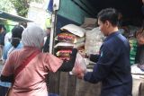 Warga membeli sembako dalam Gerakan Pangan Murah di jalan Majapahit, Malang, Jawa Timur, Selasa (10/12/2024). Kegiatan tersebut diadakan pemerintah setempat sebagai upaya stabilisasi harga bahan pokok jelang natal dan tahun baru. ANTARA Jatim/Ari Bowo Sucipto/mas.