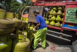 Petugas mendistribusikan gas elpiji ukuran tiga kilogram di Indramayu, Jawa Barat, Selasa (10/12/2024). PT Pertamina (Persero) memproyeksikan permintaan harian masyarakat atas Liquefied Petroleum Gas (LPG) pada saat libur Natal dan Tahun Baru 2024-2025 mengalami kenaikan sebesar 2,7 persen dibandingkan dengan permintaan pada kondisi normal. ANTARA FOTO/Dedhez Anggara/agr