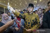 Menteri Desa dan Pembangunan Daerah Tertinggal Yandri Susanto (tengah) mengamati produk UMKM saat pelatihan UMKM dan BUMDes Siap Ekspor di Kota Serang, Banten, Selasa (10/12/2024). Kegiatan yang diikuti sebanyak 80 UMKM seluruh Provinsi Banten tersebut bertujuan untuk mendorong potensi produk yang dikelola BUMDes agar dapat memiliki produk unggulan berskala ekspor. ANTARA FOTO/Muhammad Bagus Khoirunas/gp