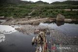 Pekerja mengambil sampah di kolam stabilisasi Instalasi Pengelolaan Air Limbah (IPAL) TPAS Sarimukti, Cipatat, Kabupaten Bandung Barat, Jawa Barat, Selasa (10/12/2024). Peninjauan tersebut dalam rangka memeriksa, evaluasi dan perbaikan menyusul adanya teguran dari Kementerian Lingkungan Hidup (KLH) terkait pengelolaan air limbah IPAL TPAS Sarimukti yang kurang optimal diduga akibat tidak berfungsinya kolam anaerob dan kolam stabilisasi di IPAL. ANTARA FOTO/Abdan Syakura/agr