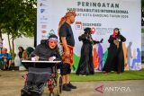 Warga disabilitas menghadiri peringatan Hari Disabilitas Internasional di Halaman Kantor Dinsos Kota Bandung, Jawa Barat, Selasa (10/12/2024). Pada peringatan Hari Disabilitas Internasional 2024 tersebut Pemerintah Kota Bandung menggelar pelatihan membatik, pemeriksaan kesehatan, pelatihan barista serta bursa kerja bagi disabilitas yang ditujukan untuk memberikan dukungan dan wujud penghormatan terhadap hak-hak serta kesejahteraan penyandang disabilitas. ANTARA FOTO/Raisan Al Farisi/agr